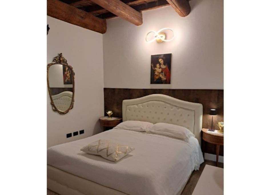 Centro Storico Luxury Smeraldo Suite: Historic Elegance With Hydromassage *