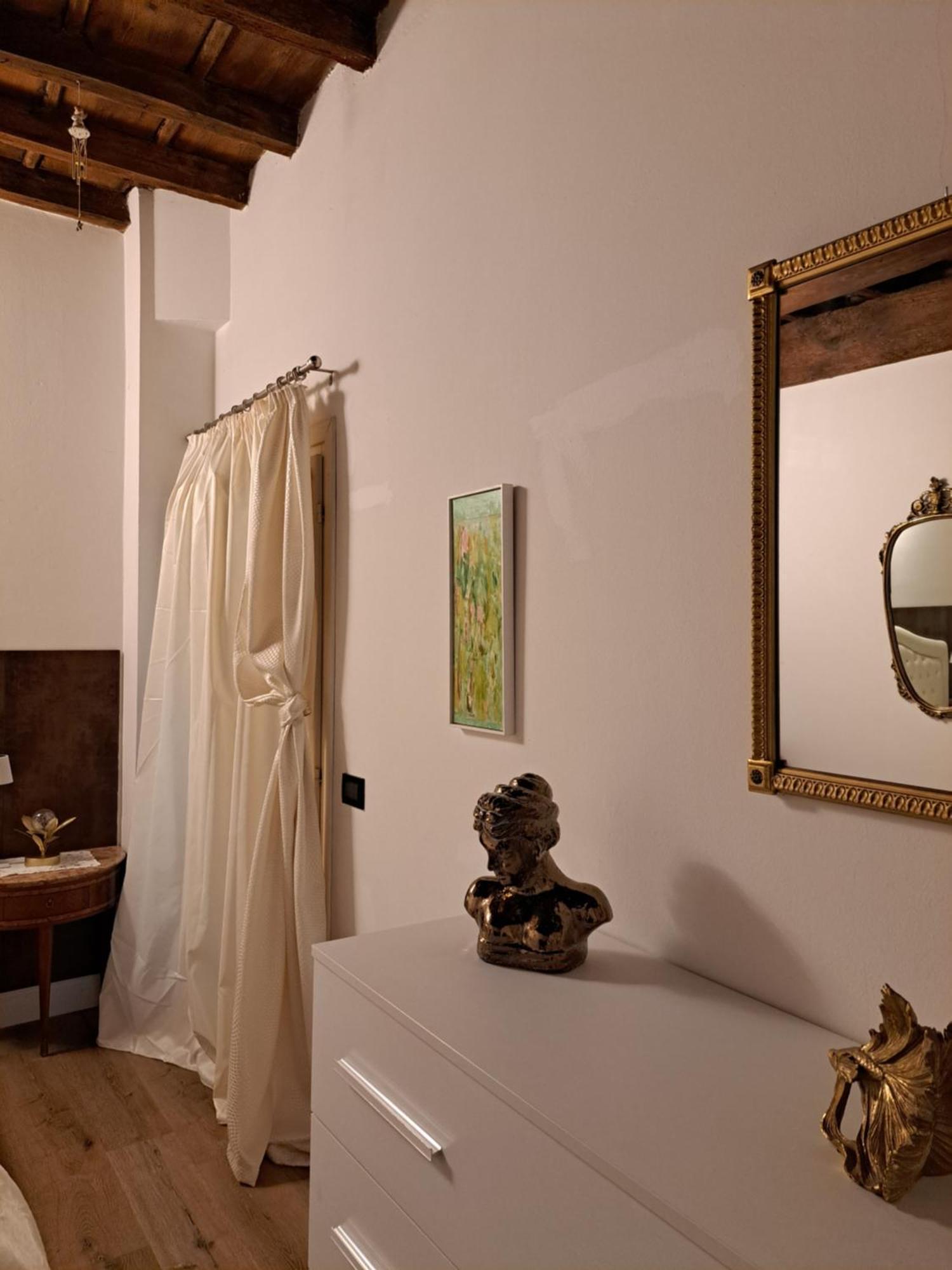 Centro Storico Luxury Smeraldo Suite: Historic Elegance With Hydromassage *